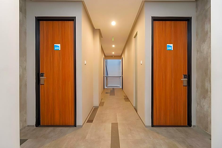 RedDoorz Plus near Radio Dalam 3