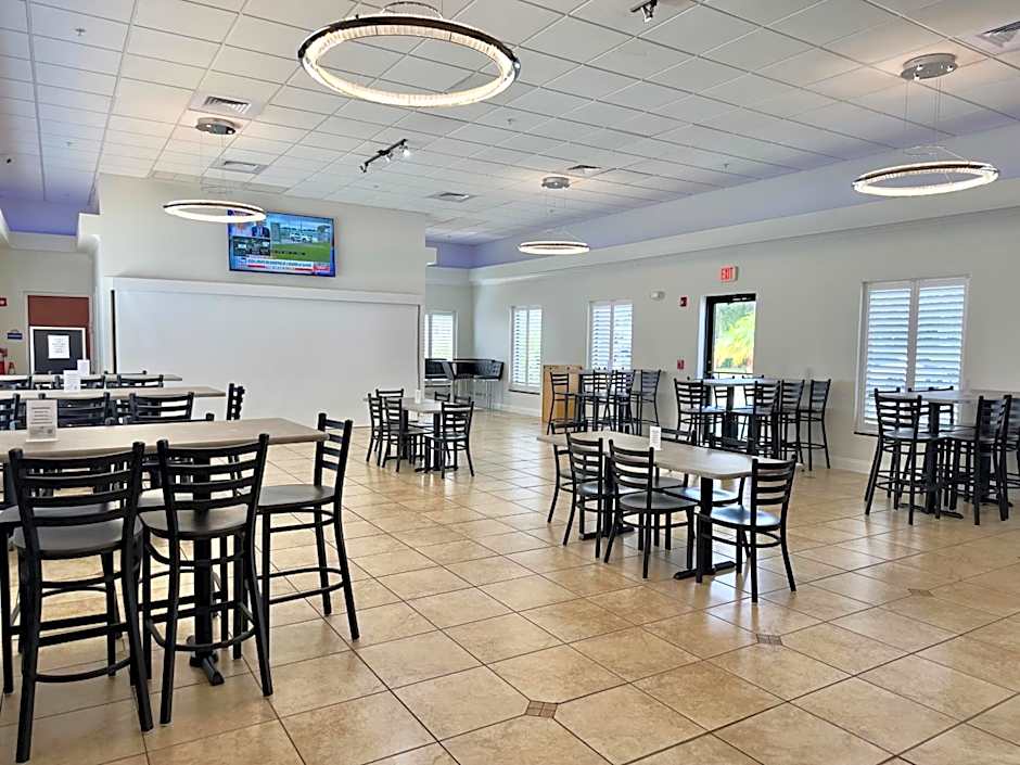 Days Inn & Suites by Wyndham Lakeland