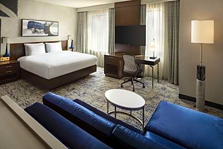 Studio King Room with Sofa Bed and Tub - Mobility/Hearing Accessible