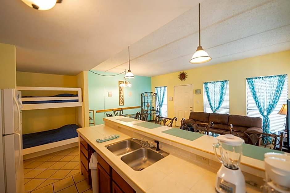 Charming SPI family condo - walking distance to the beach, Sleeps 6, Third Floor, 2026 Traveler Award