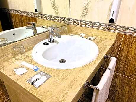 URBAN ROOM ( 2 ADULTS + 1 CHILD )