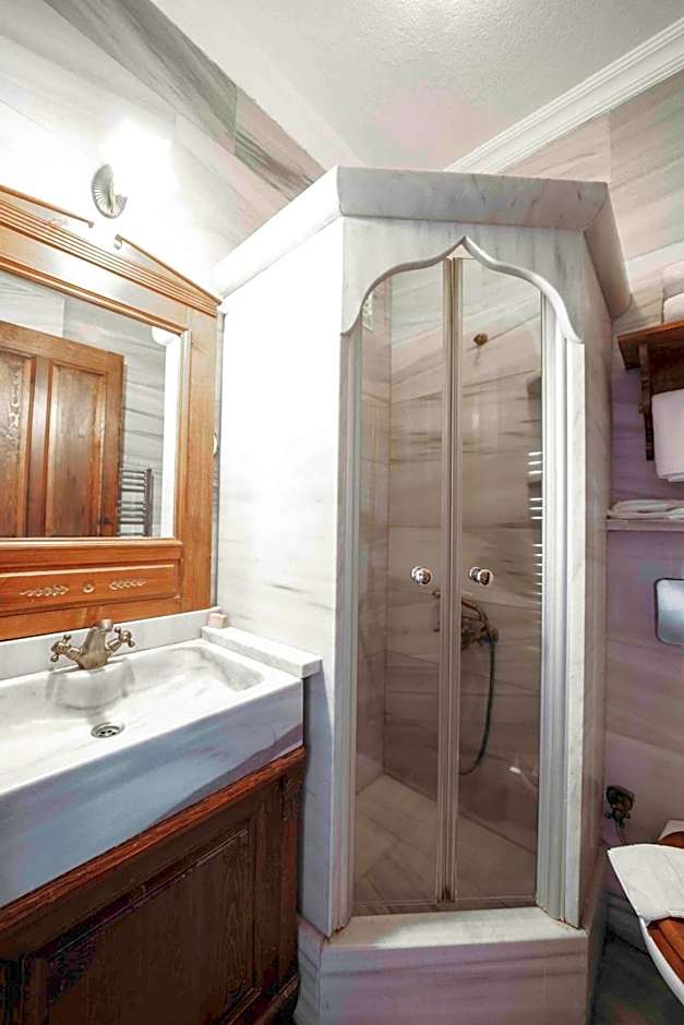 Cunda Tas Konak Otel