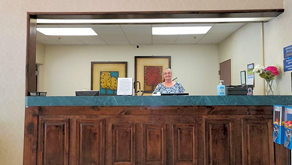 Magnuson Hotel West Liberty