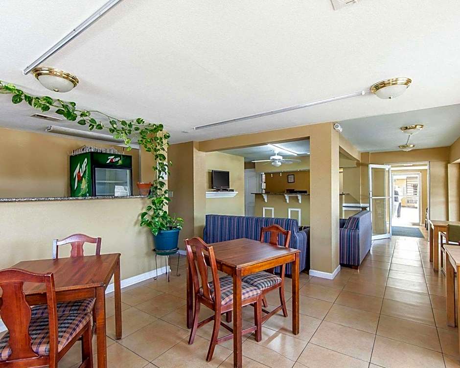 Days Inn by Wyndham Calhoun GA I-75 and US-41 