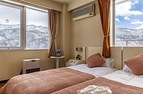 Hotel Justice - Ski IN Ski OUT - Private bathroom, next to the ski lift station