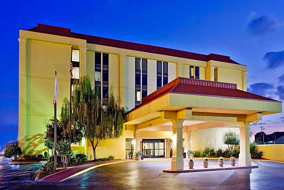 La Quinta Inn & Suites by Wyndham Memphis Airport Graceland