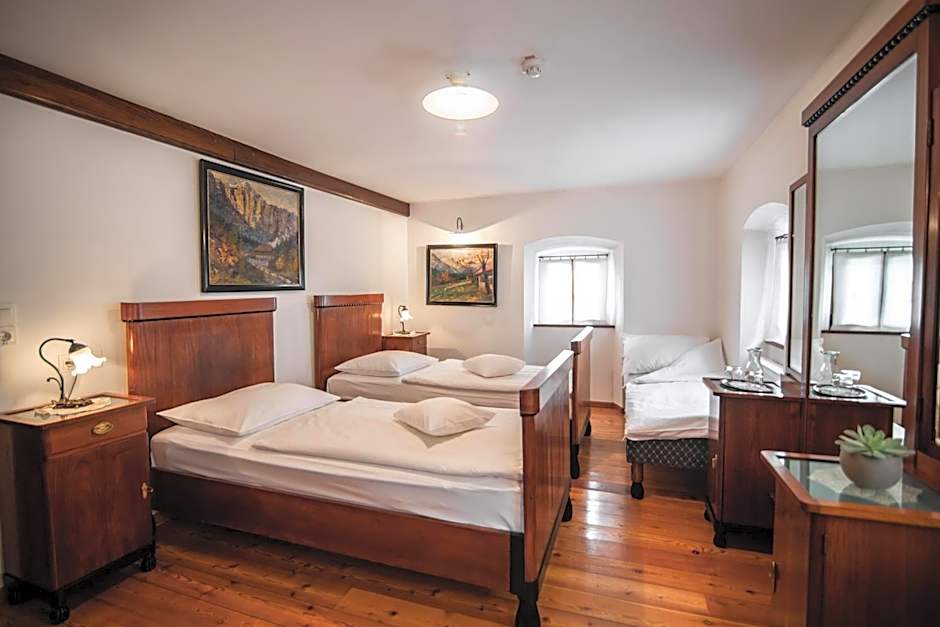 Hotel Dvor Jezersek Brnik