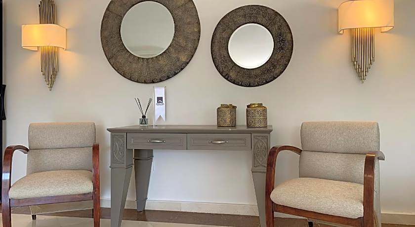 Moonshine Hotel & Suites