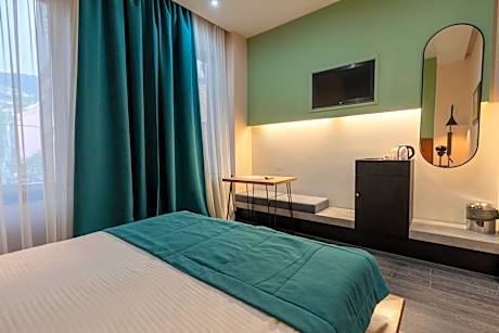 Deluxe Double Room (2 Adults + 1 Child)