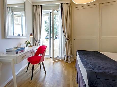 Deluxe One-Bedroom Apartment with Balcony