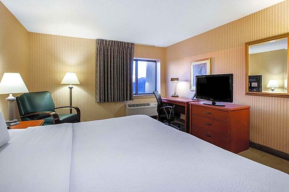 La Quinta Inn & Suites by Wyndham Detroit Southgate
