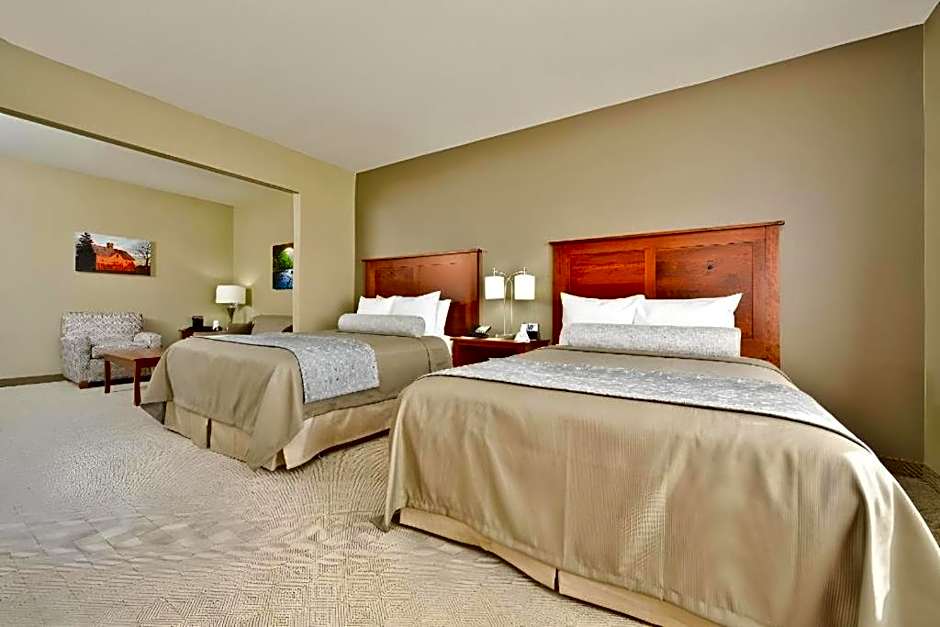 Green Mill Village Hotel & Suites, BW Signature Collection