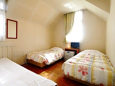 Standard Twin Room with Shared Bathroom