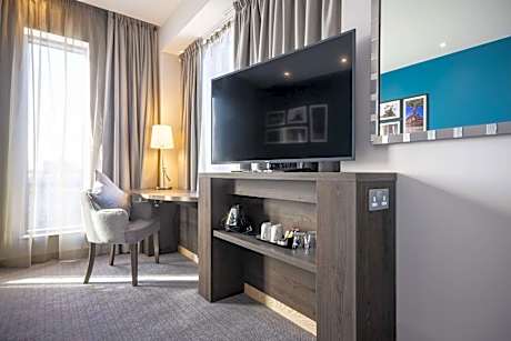 Family Accessible Queen Connecting Room