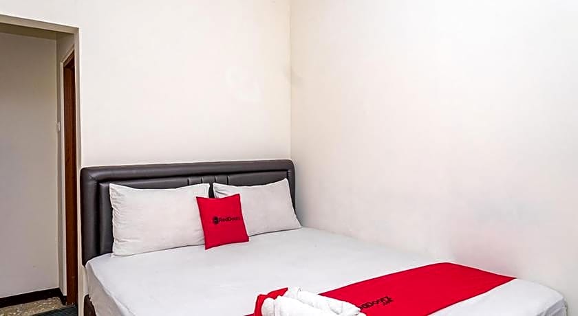 RedDoorz near Alun Alun Bandung 2