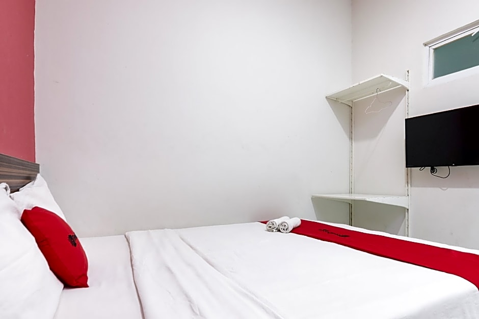 RedDoorz near Seasons City Mall