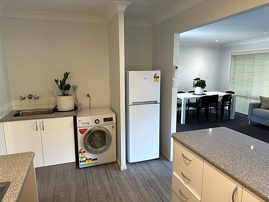 The Oaks Hotel Motel