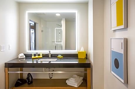 1 King Water View Balcony