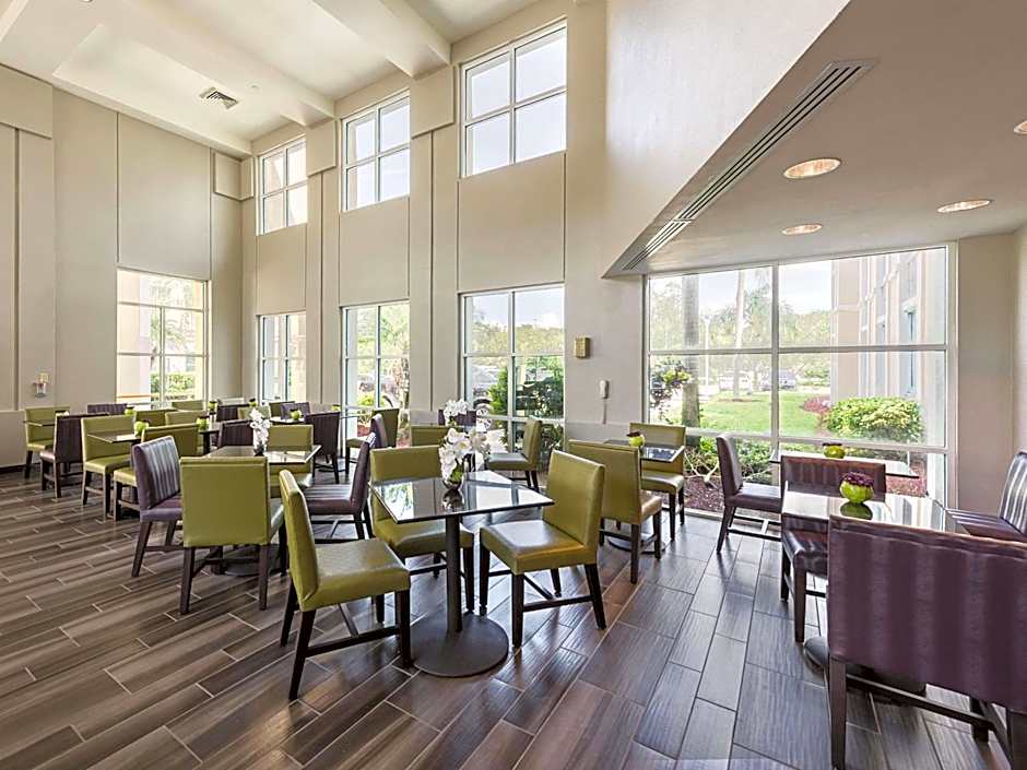 La Quinta Inn & Suites by Wyndham Plantation At Southwest 6th Street