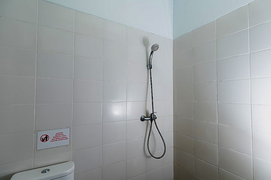 RedDoorz near Puri Indah Lippo Mall 2