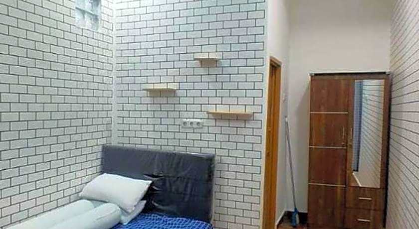 OYO Life 93158 Kost Asaka