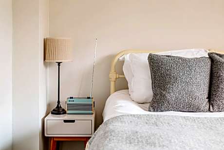 Double room-Standard-Ensuite with Shower-Countryside view-Blackcap