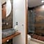 Frida's Artsy Condo with own mural, outdoor tub & rooftop pool