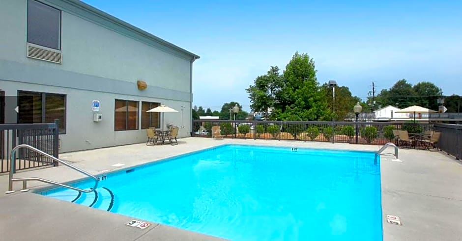 Days Inn by Wyndham Louisburg