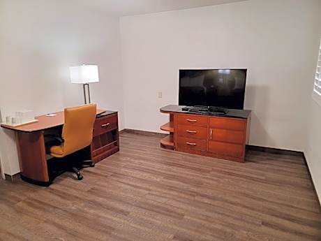 King Suite - Non-Smoking