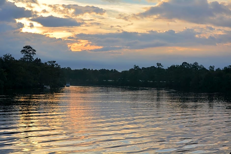The Suwannee Gables Motel & Marina
