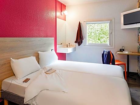 Side-Car Room with Shared Bathroom and Toilet