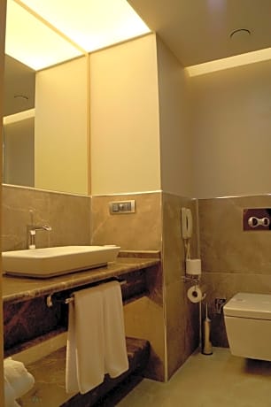 Queen Suite - Non-Smoking