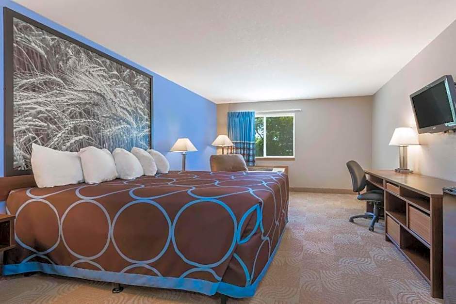 Super 8 by Wyndham Beloit