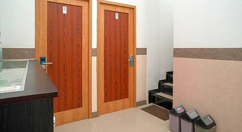 RedDoorz Syariah near Kota Cinema Mall Jatiasih