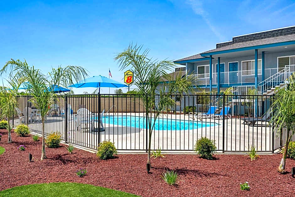 Super 8 by Wyndham Lindsay Olive Tree