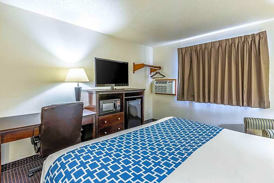 Econo Lodge Inn & Suites Auburn