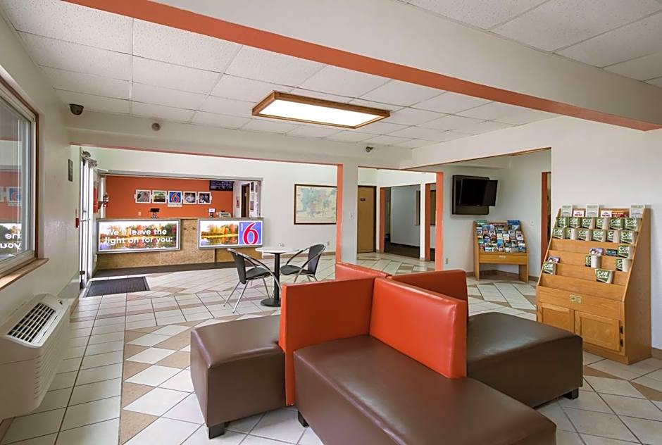 Motel 6-Davenport, IA