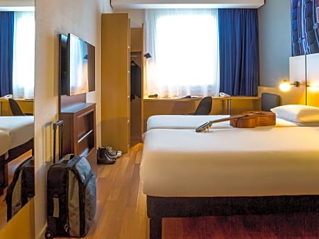 Room with twin beds (35x79"/90x200 cm) featuring the new bedding