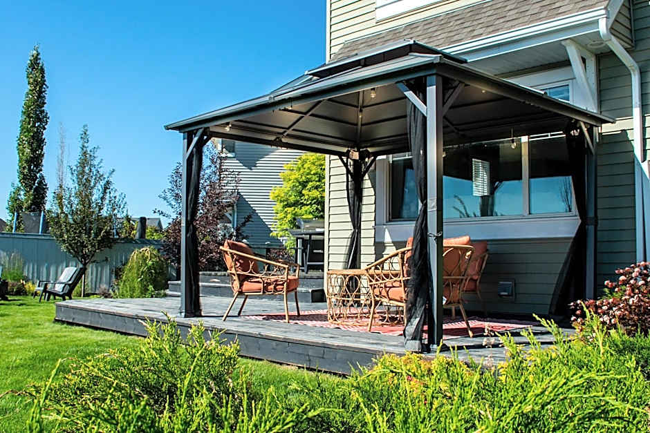 Amazing Luxe Home, AC, HUGE Yard, FirePit, Pet Friendly, Sleeps 10!