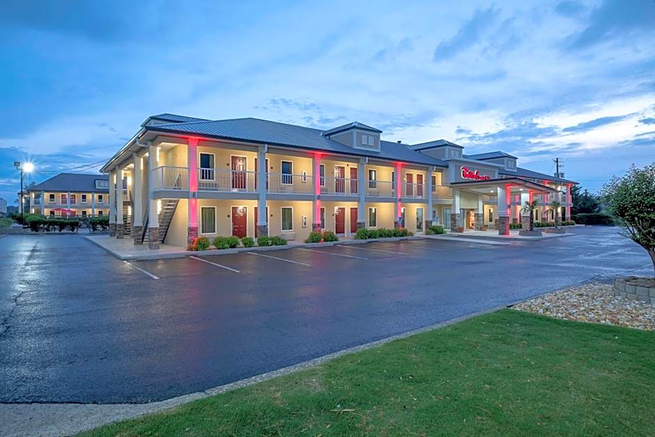 Red Roof Inn & Suites Calhoun