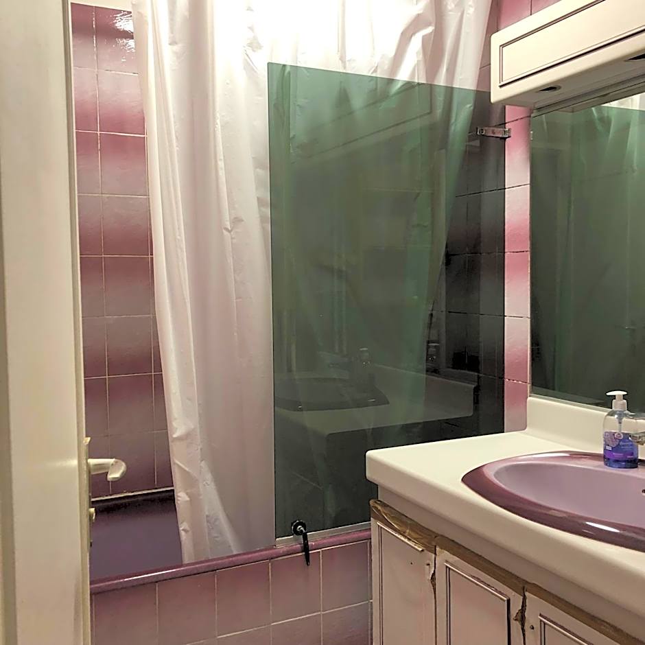 Female dorm- Femme dortoir Paris 8pm-10am