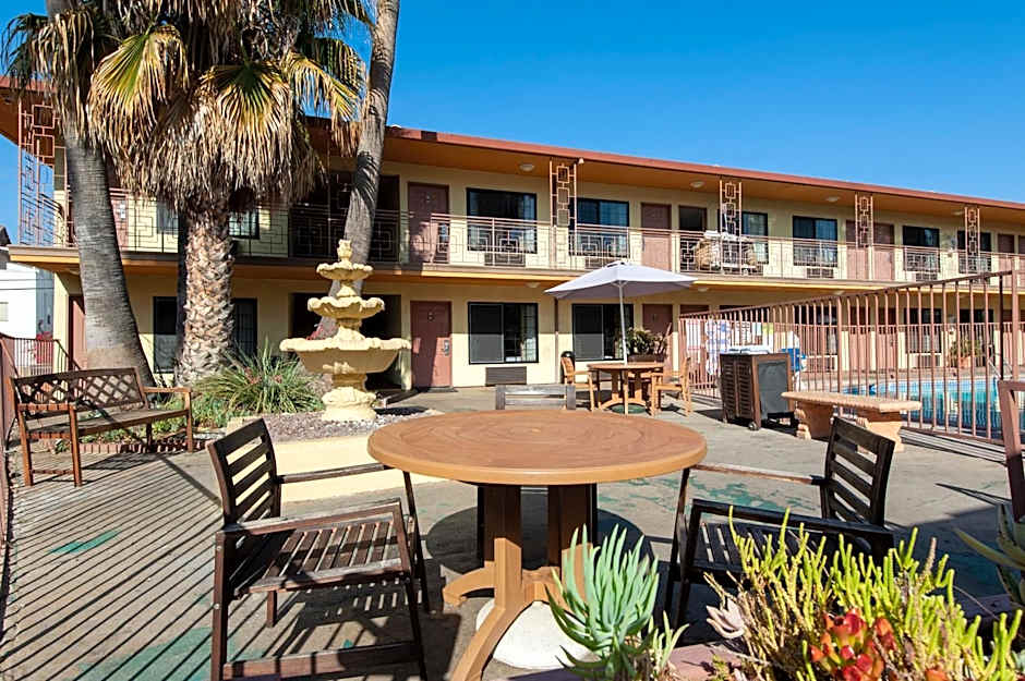 Studio City Court Yard Hotel