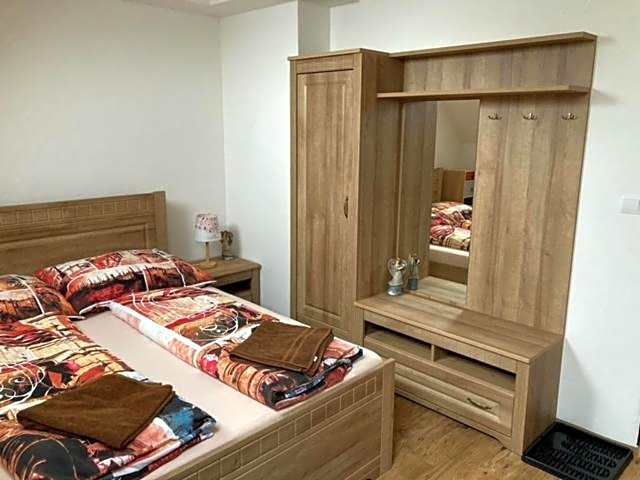 Dvojlôžková izba s vlastnou kúpelňou v priemyselnej zóne