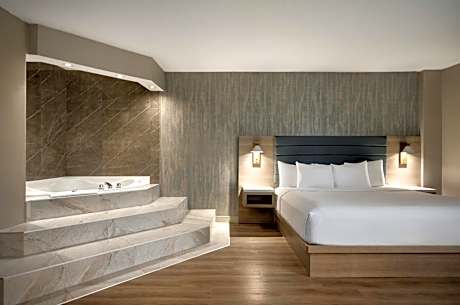 King Suite with Whirlpool - Non-Smoking