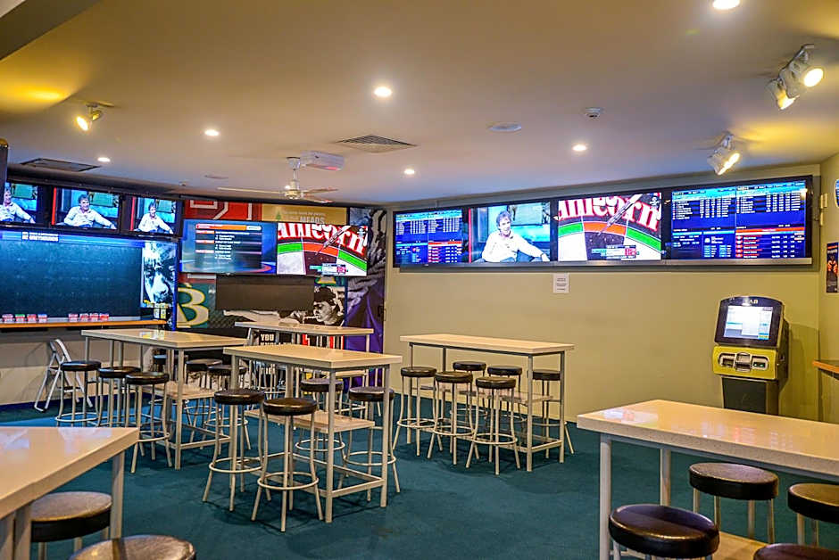 Racecourse Hotel and Motor Lodge