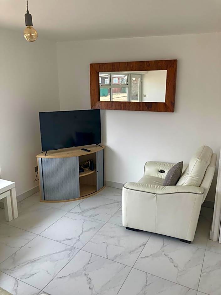 2 bed chalet Greatstone, New Romney sands holiday village 2mins from beach