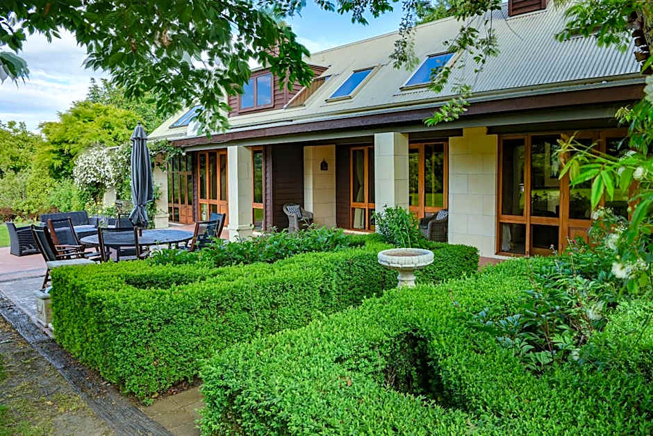 Manata Homestead & Lodge