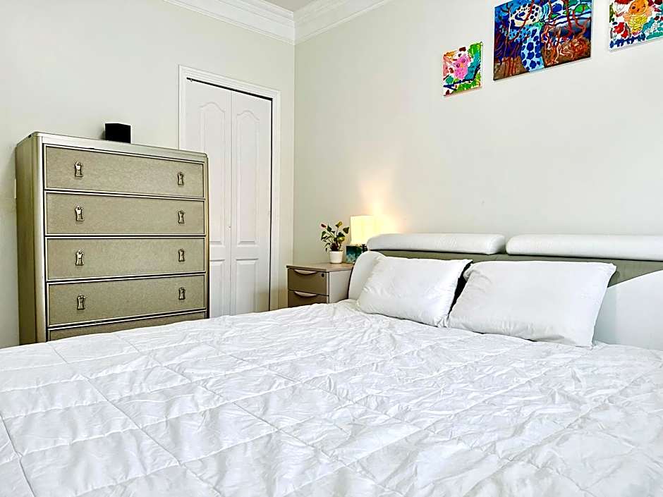 3BR Modern Home - Near SkyTrain - Free Parking & Pet Friendly