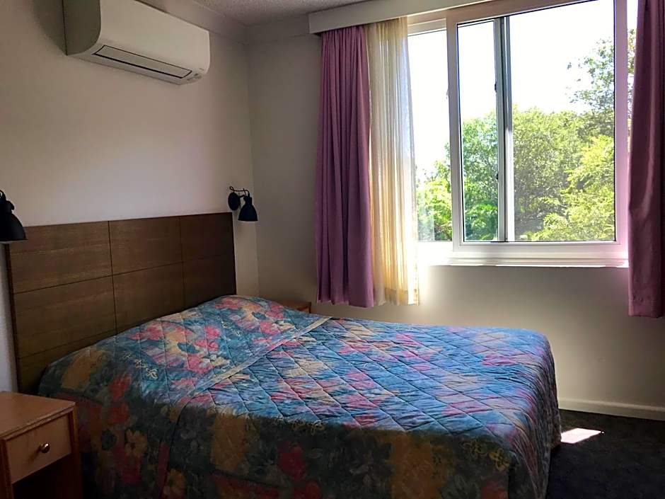 Edgecliff Lodge Motel