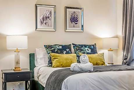 Deluxe One-Bedroom Apartment